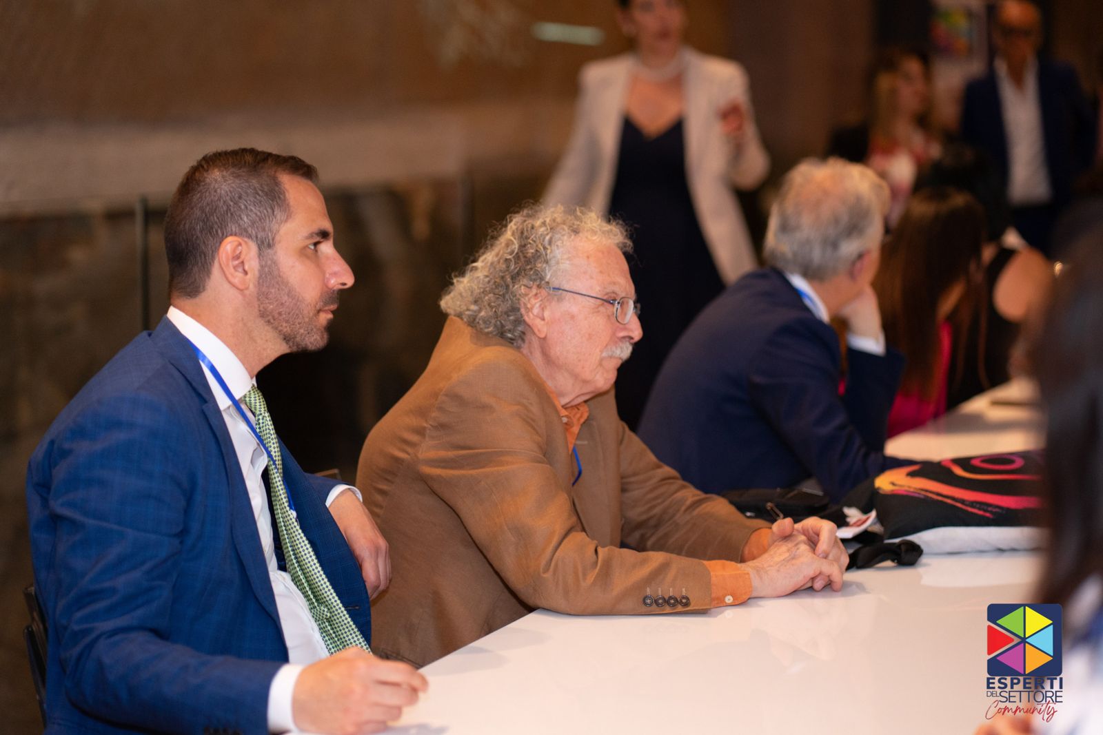 Professionisti a confronto al tavolo