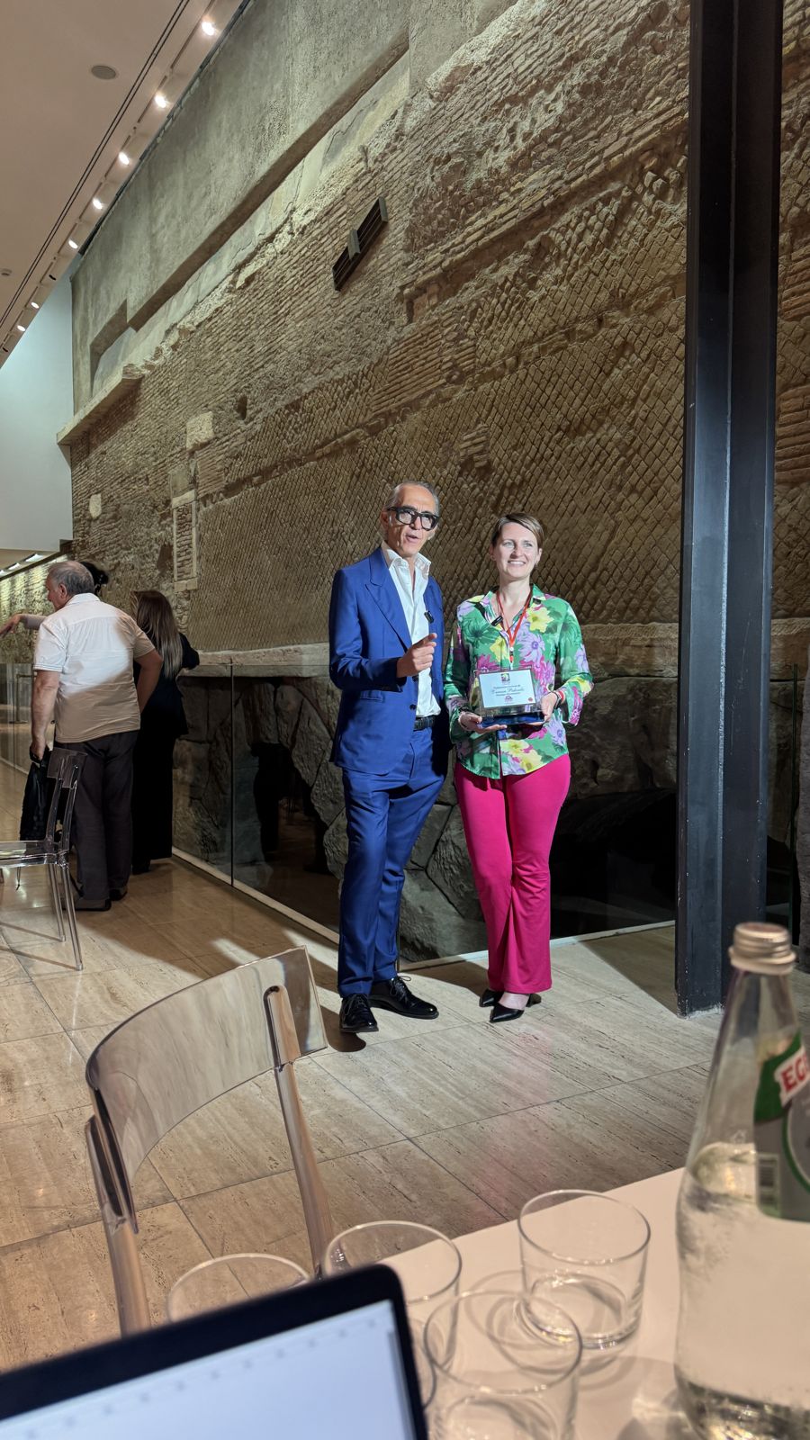 Consegna attestato nella sala della Rinascente